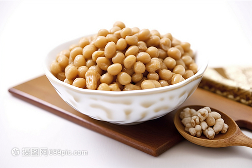 桌子上的纳豆白